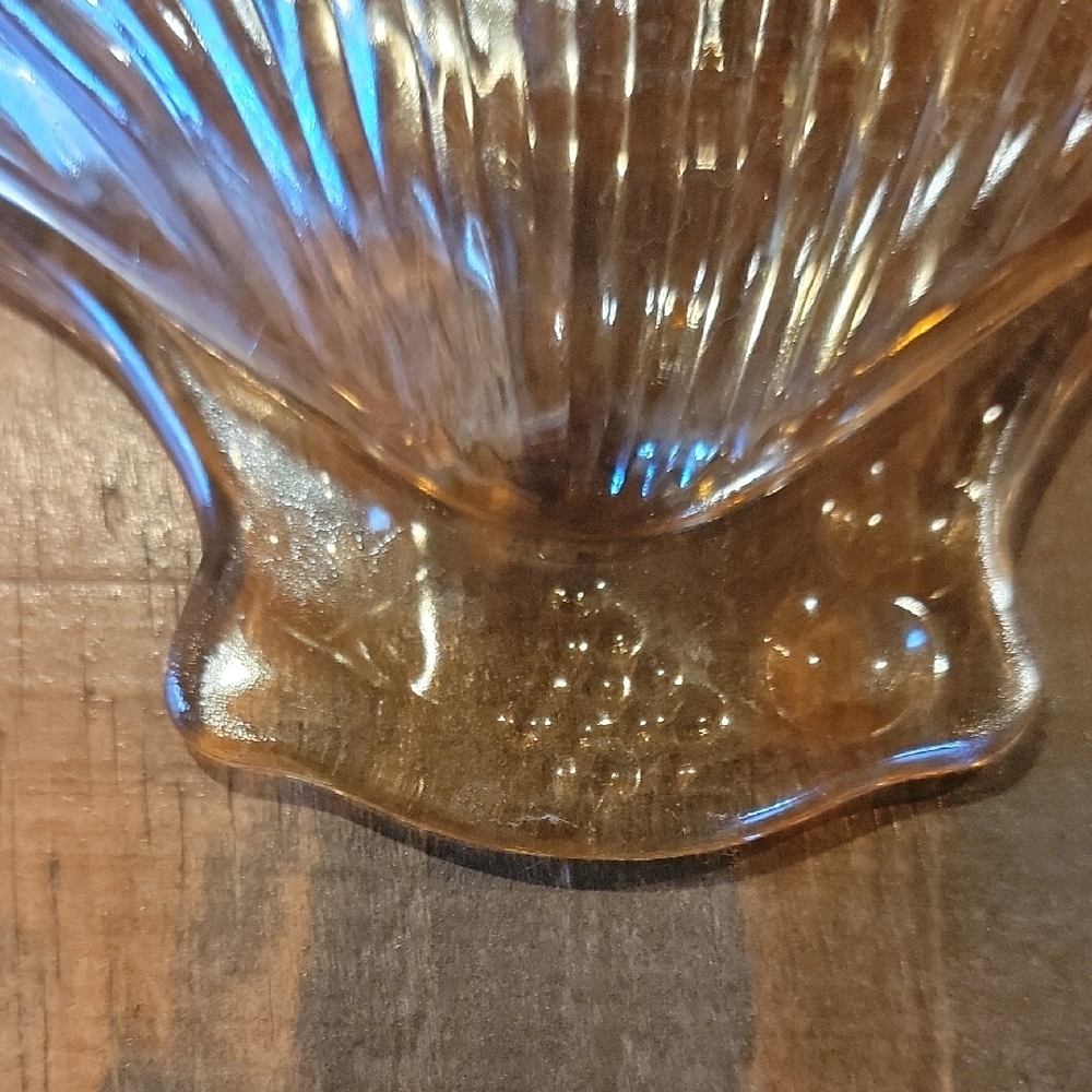 Shell-Shaped Glass Bowls in Warm Amber - Picture 5 of 6